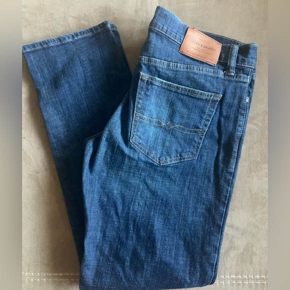 Like New Lucky Brand 33/32 Jeans - Picture 2 of 8